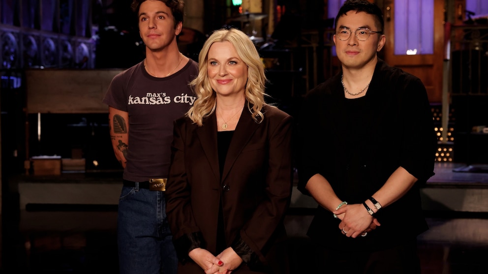 Fans think Charli XCX sent a message to Taylor Swift with her 'SNL' cameo look