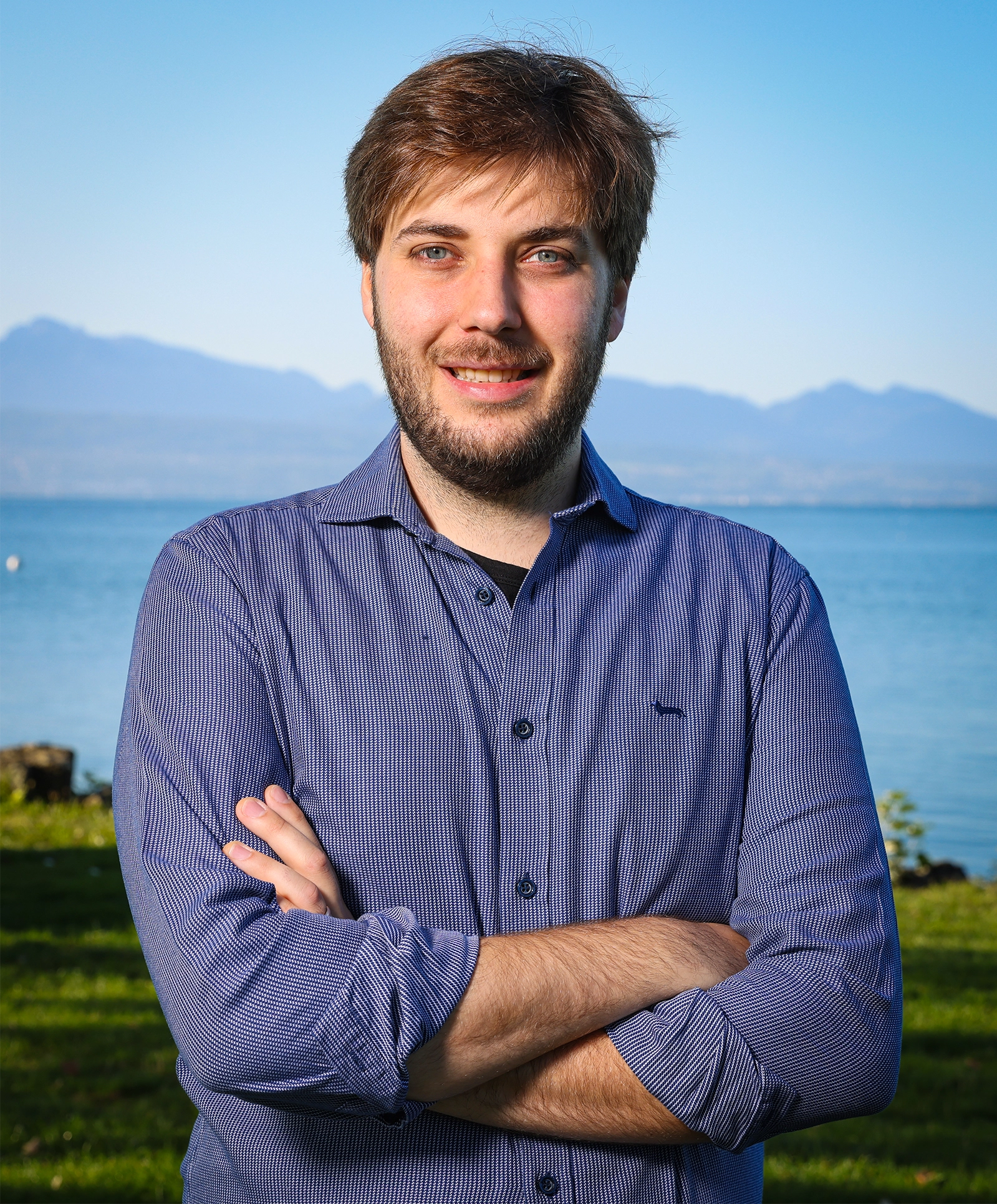 Man crossing his arms in front of the sea.
