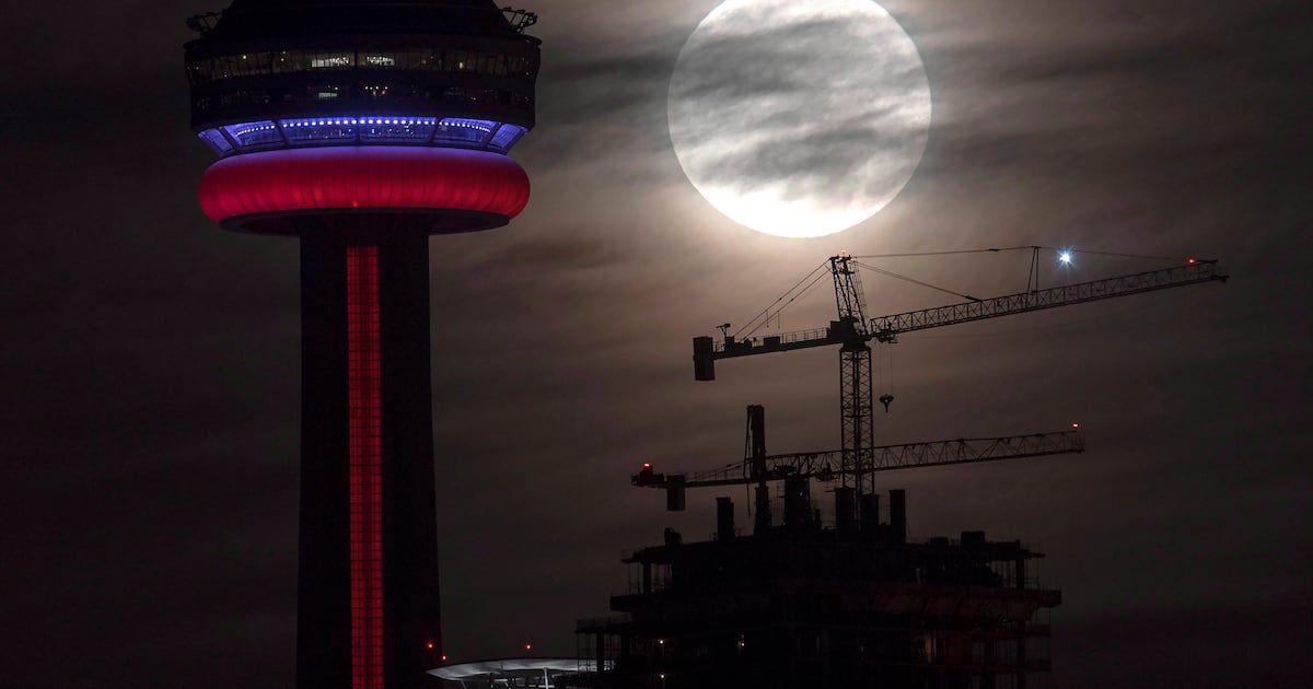 Tonight’s full moon is also a harvest moon and the first supermoon of 2025 - CTV News
