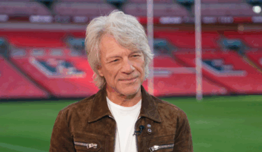 Jon Bon Jovi returns to stage after career-threatening vocal injury – Channel 4 News