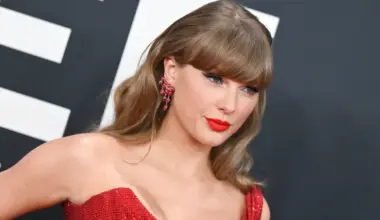Is Taylor Swift at Chiefs vs. Raiders today? Updates on if star is watching Travis Kelce in NFL Week 7 game image