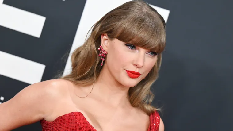 Is Taylor Swift at Chiefs vs. Raiders today? Updates on if star is watching Travis Kelce in NFL Week 7 game image