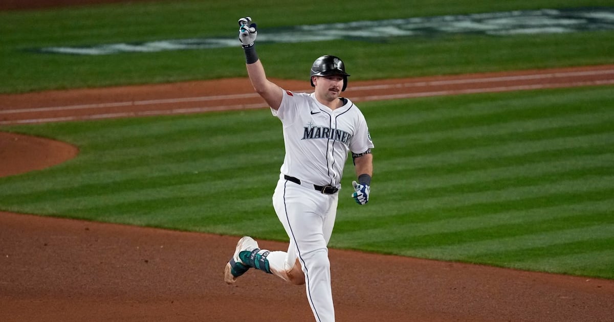 Raleigh's 64th homer of the year sparks Mariners' 8th-inning rally against Blue Jays