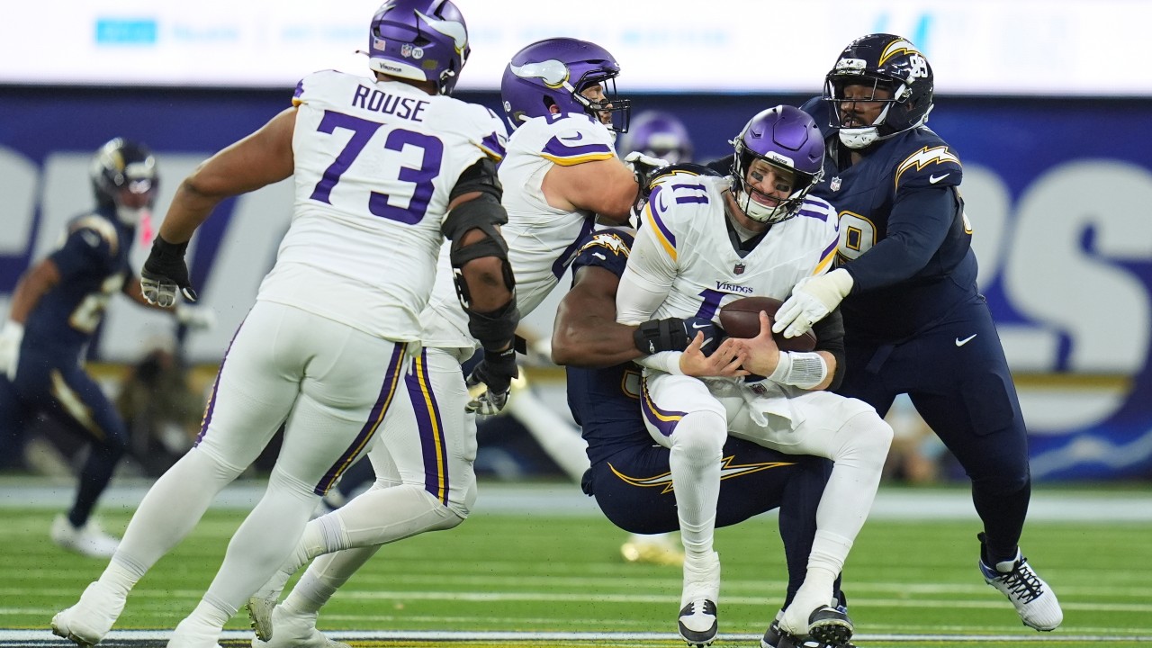 QB Carson Wentz endures painful night as Vikings fall to Chargers