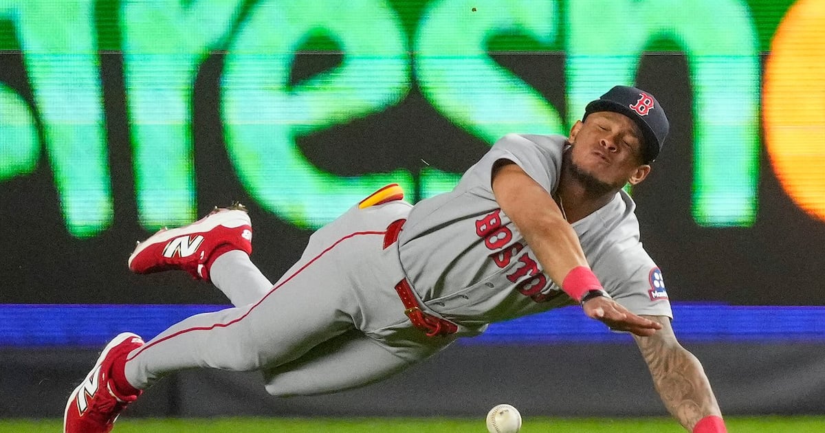 Red Sox eliminated by the Yankees after mistakes in the field bite Boston