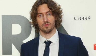 Singer apologizes for inappropriate behavior toward female fans