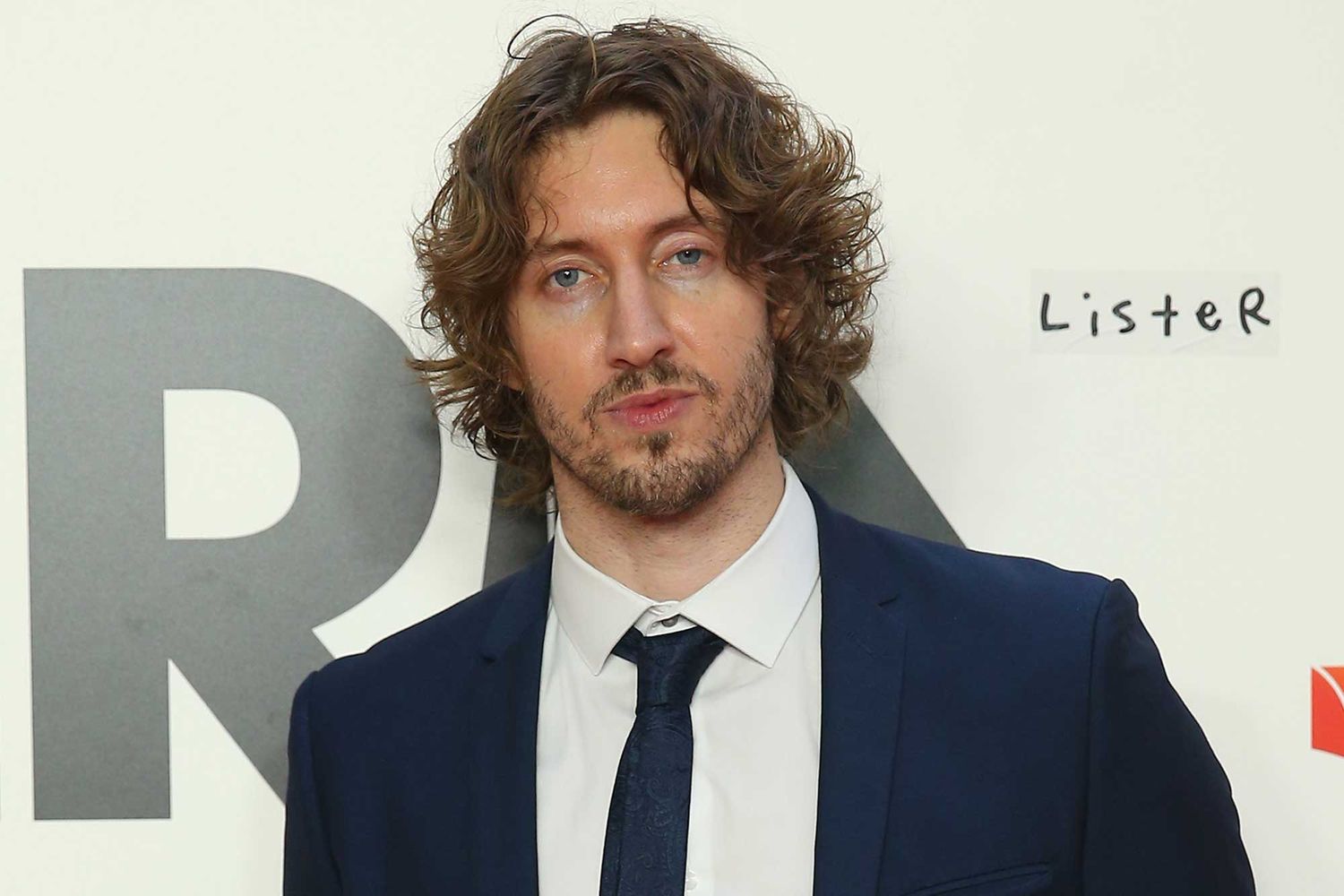 Singer apologizes for inappropriate behavior toward female fans