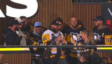 Aaron Rodgers, Steelers cheer on Penguins at PPG Paints Arena