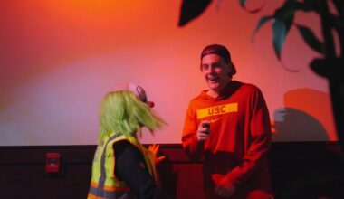 Ducks have hilarious reactions to spooky surprise 