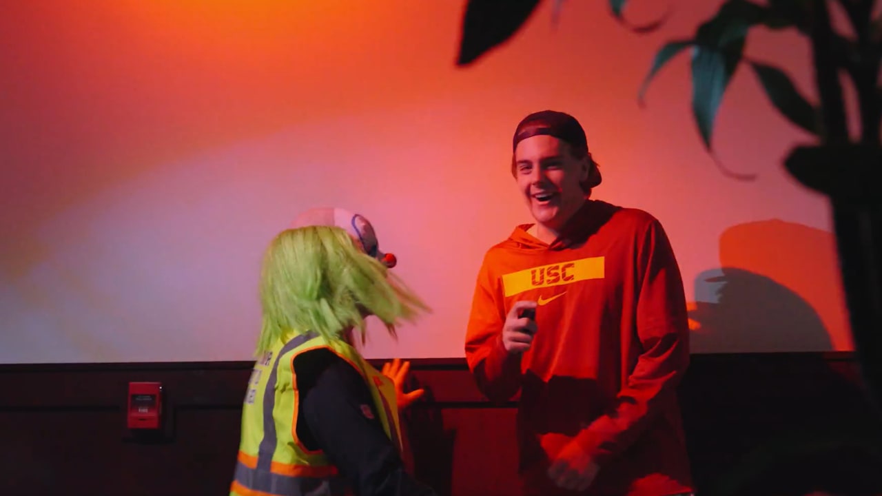 Ducks have hilarious reactions to spooky surprise 