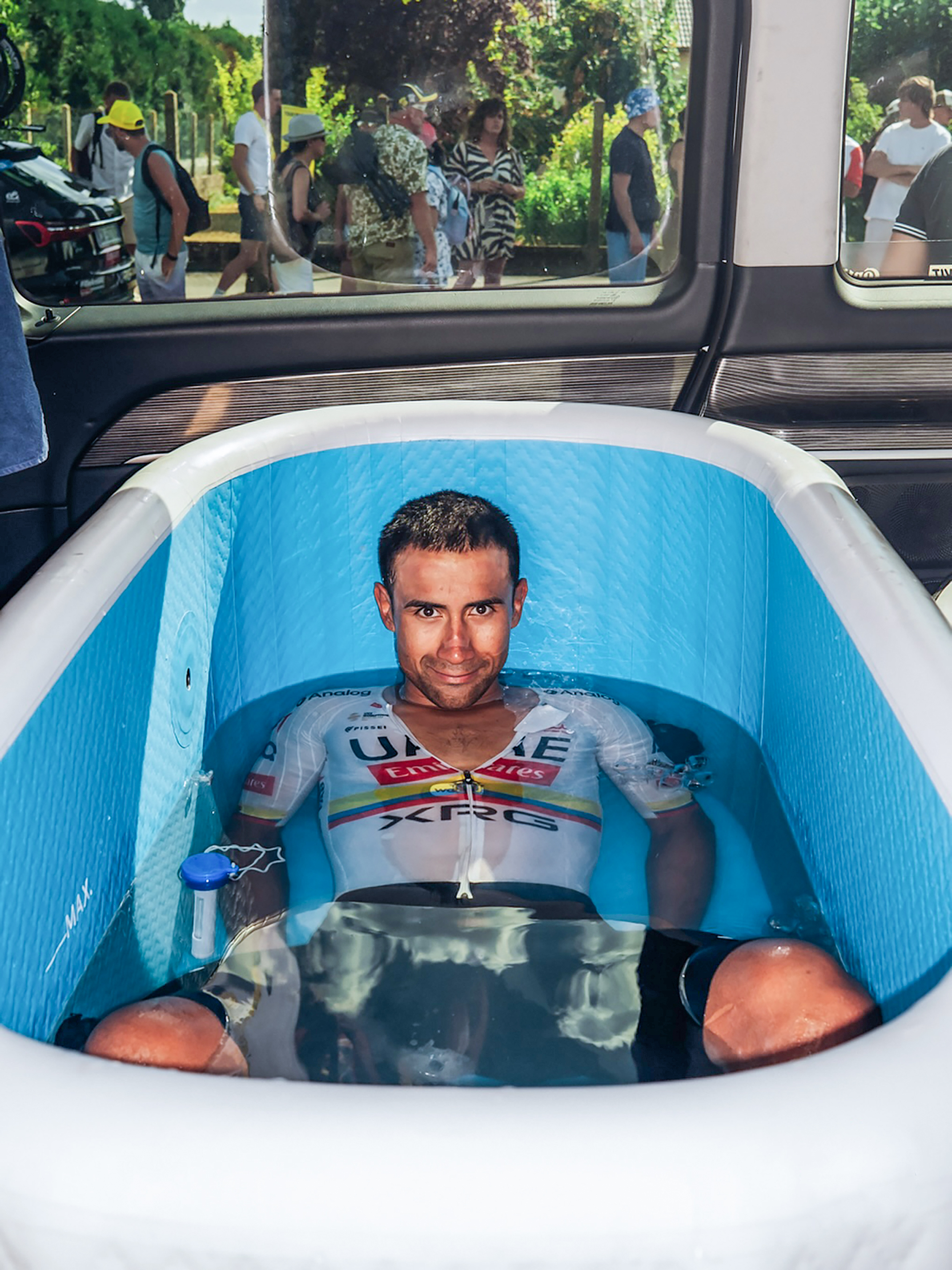 Jhonatan Narva&eacute;z in a cold plunge bath