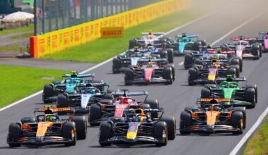 Lando Norris of Great Britain driving the (4) McLaren MCL39 Mercedes leads Max Verstappen of the Netherlands driving the (1) Oracle Red Bull Racing RB21 Oscar Piastri of Australia driving the (81) McLaren MCL39 Mercedes Charles Leclerc of Monaco driving the (16) Scuderia Ferrari SF-25 and the rest of the field at the start during the F1 Grand Prix of Italy at Autodromo Nazionale Monza on September 07, 2025 in Monza, Italy. (Photo by Andy Hone/LAT Images) // Getty Images / Red Bull Content Pool //