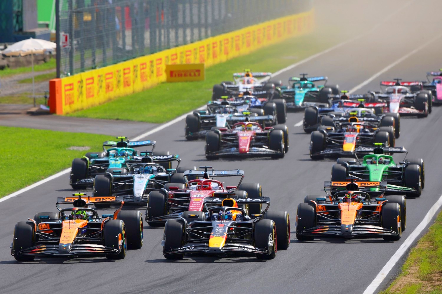 Lando Norris of Great Britain driving the (4) McLaren MCL39 Mercedes leads Max Verstappen of the Netherlands driving the (1) Oracle Red Bull Racing RB21 Oscar Piastri of Australia driving the (81) McLaren MCL39 Mercedes Charles Leclerc of Monaco driving the (16) Scuderia Ferrari SF-25 and the rest of the field at the start during the F1 Grand Prix of Italy at Autodromo Nazionale Monza on September 07, 2025 in Monza, Italy. (Photo by Andy Hone/LAT Images) // Getty Images / Red Bull Content Pool //