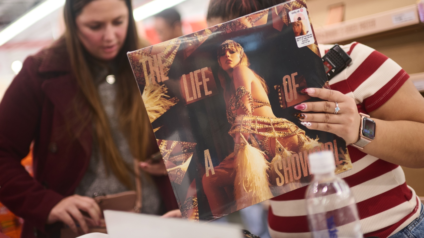How big a deal are Taylor Swift’s vinyl sales, really? : NPR