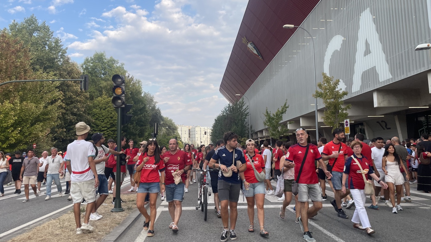 A physicist tests when a crowd becomes a crush : NPR