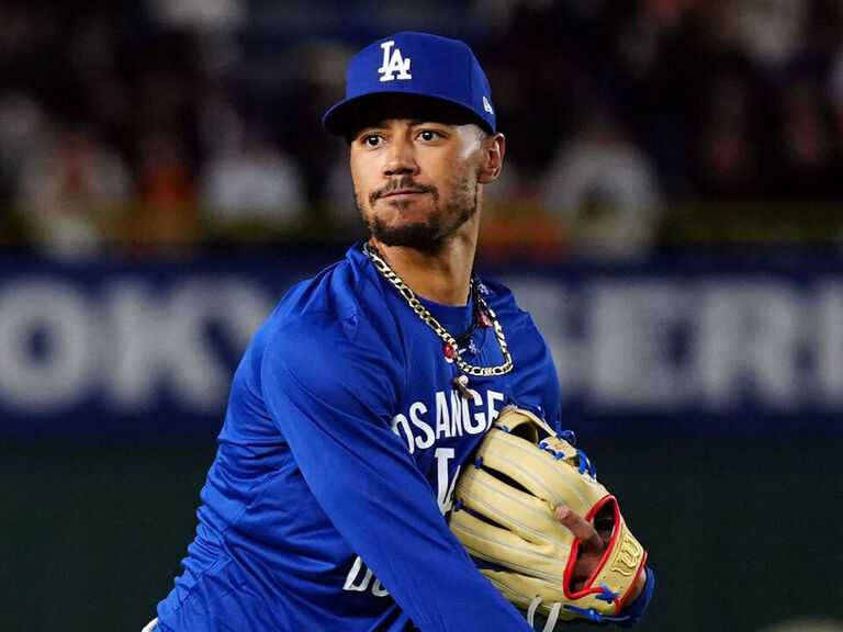 Betts wins Roberto Clemente Award for humanitarian work