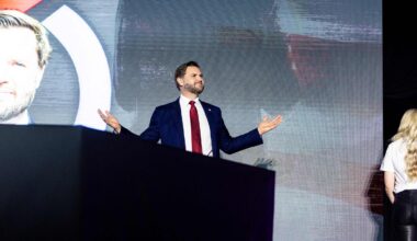 JD Vance positions himself as heir of the MAGA movement