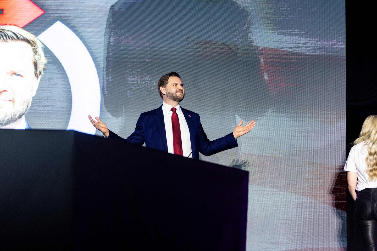 JD Vance positions himself as heir of the MAGA movement