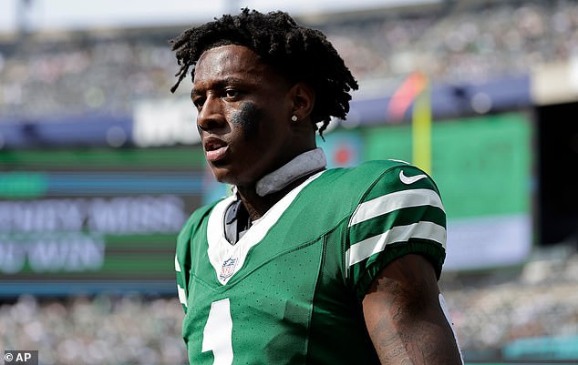 New York Jets cornerback Sauce Gardner (1) reacts during an NFL football game against the Carolina Panthers, Sunday, Oct. 19, 2025, in East Rutherford, N.J. (AP Photo/Adam Hunger)