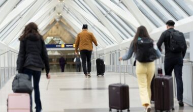 U.S. warns it could force 20% flight cuts if government shutdown continues