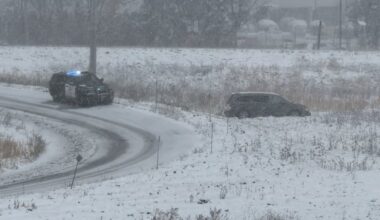 GTA's first snowfall causes transport chaos - CBC