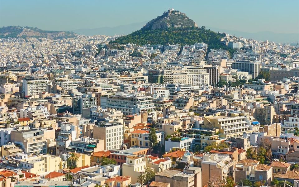 Fitch lifts Greece’s rating on strong fiscal position