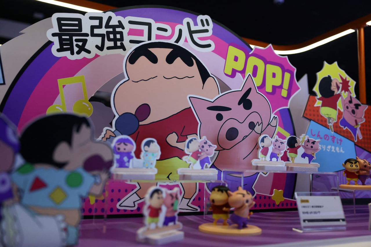 Animated characters with Asian language descriptions are shown in a display. 