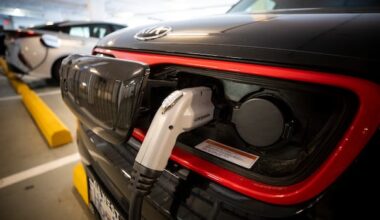 B.C. redrawing EV sales mandate, scraps goal of 100% by 2035, leaves rebates to feds