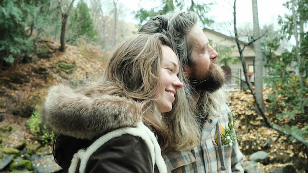 Couple weds in Nelson, B.C., with little notice — but great support from community