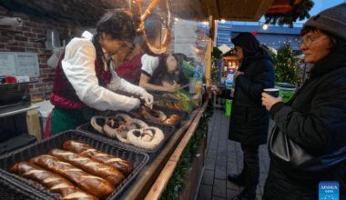 People visit Vancouver Christmas Market in Canada-Xinhua