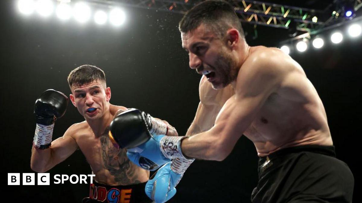 Sam Noakes punches Vincenzo Finiello in a fight