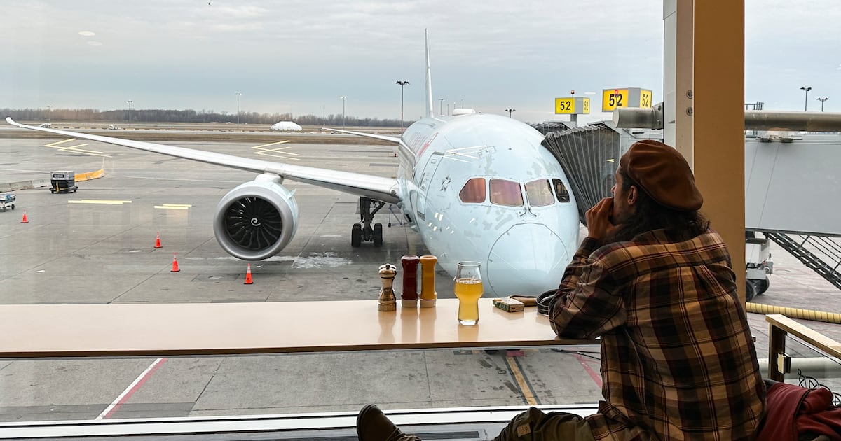 Canadians adjust plans as U.S. flights grounded - CTV News