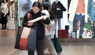 Many Canadians preparing to cut back on holiday spending: survey