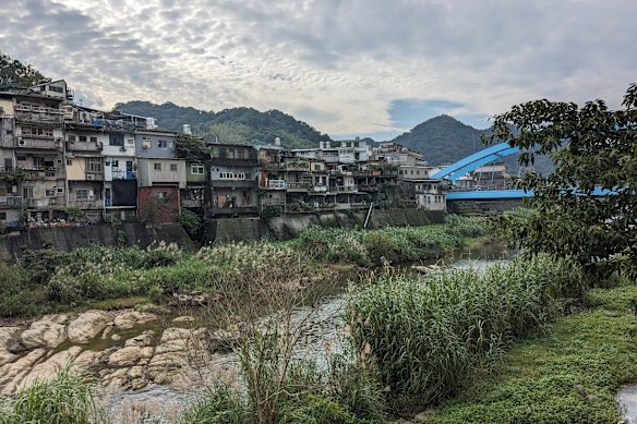 Homes on the Keelung River.