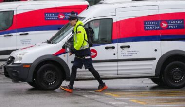 Canada Post ‘effectively insolvent,’ CFO says as losses top $1B in 2025 - CTV News