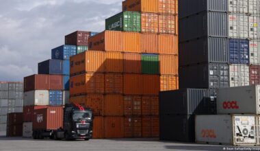 Exports rebound as US shipments surge – DW – 11/07/2025