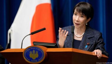 Japan urges China to scale back response in Taiwan row – DW – 11/15/2025