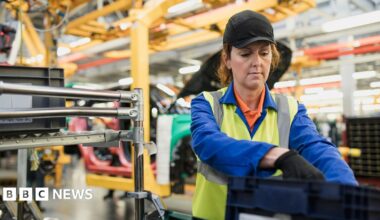 UK economic growth slows to 0.1% in final figures before Budget