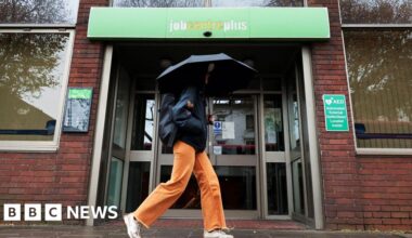 UK unemployment rate rises to 5% as jobs market weakens