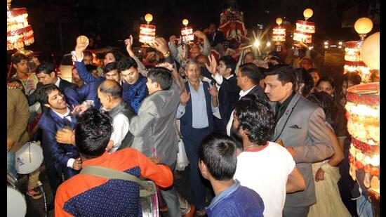 Attending a wedding is like time travel. You meet relatives who held you in their arms and cousins you grew up with. (HT Photo)