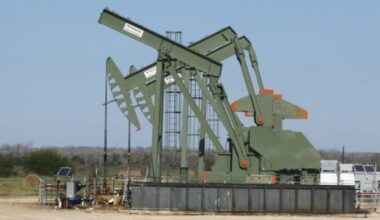 Shale rigs idle, layoffs rise as US$60 oil tests resilience