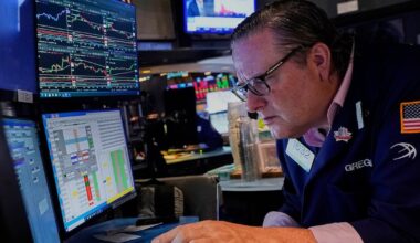 Tech-heavy gains steady U.S. economy as markets await key data