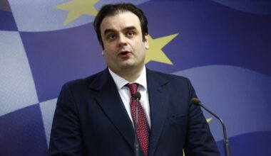 Greece poised to lower debt below 120% of GDP by 2030, minister says