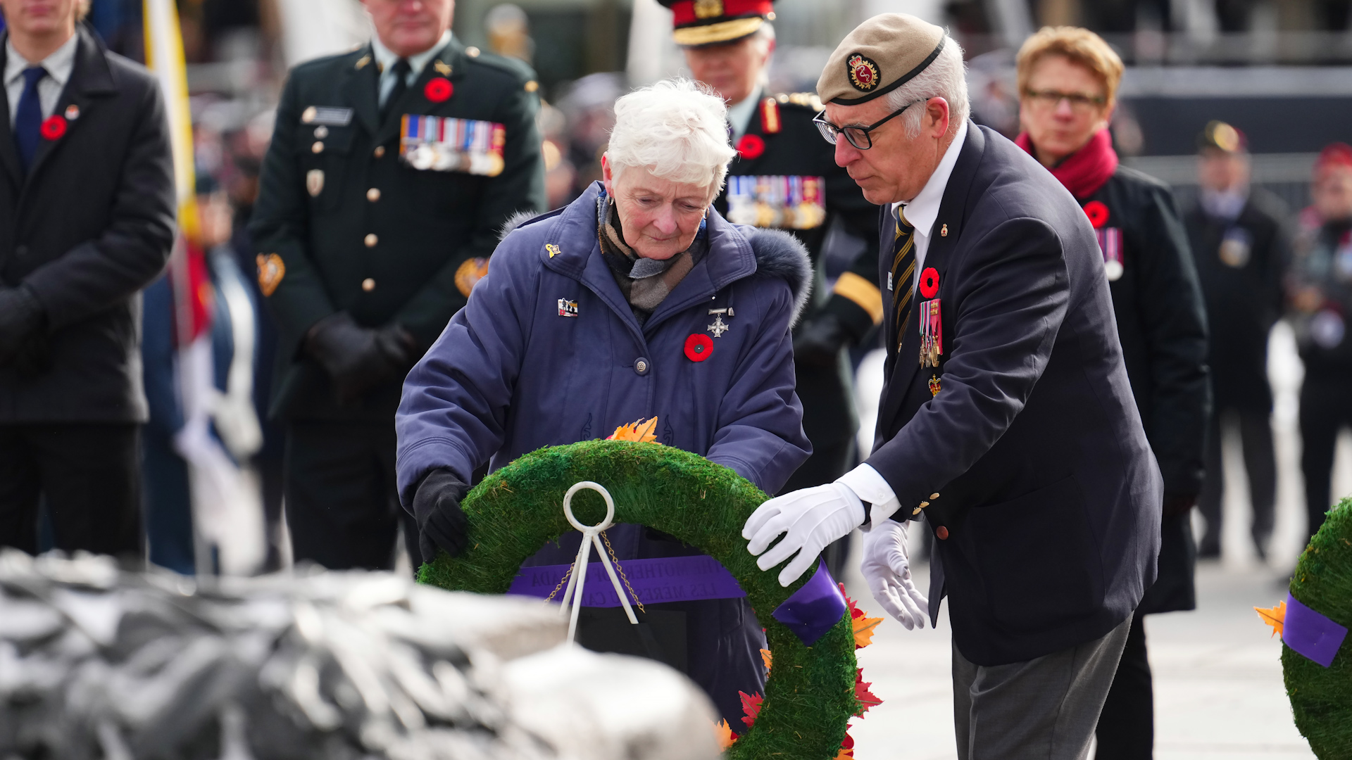 Click to play video: 'Canadians pause to reflect on Remembrance Day'