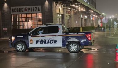 Officer, 2 security guards pepper sprayed during Newmarket smash-and-grab