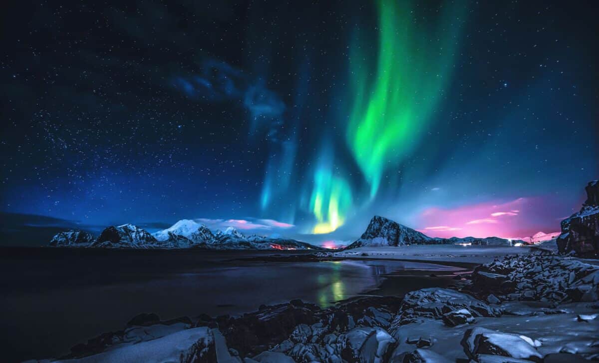 This Pilot Captured Epic Northern Lights From 36,000 Feet, See The Incredible Photos!