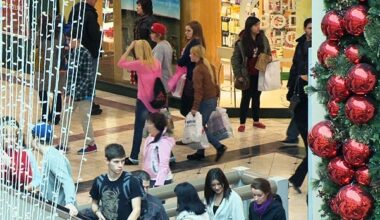 Amid tariff uncertainty, Canadian holiday shoppers say they’ll spend less