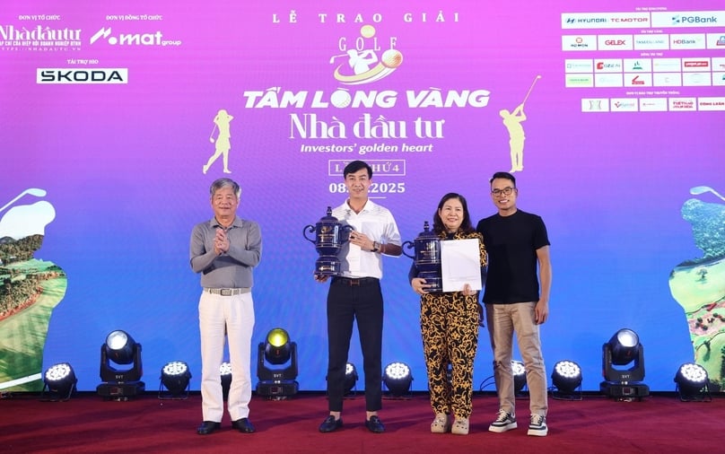 Bui Quang Vinh, former Party Central Committee member and former Minister of Planning and Investment; Dao Tien Duong, deputy general director of Taseco Real Estate Investment JSC, award prizes to golfers who won first prizes in groups A, B, C.
