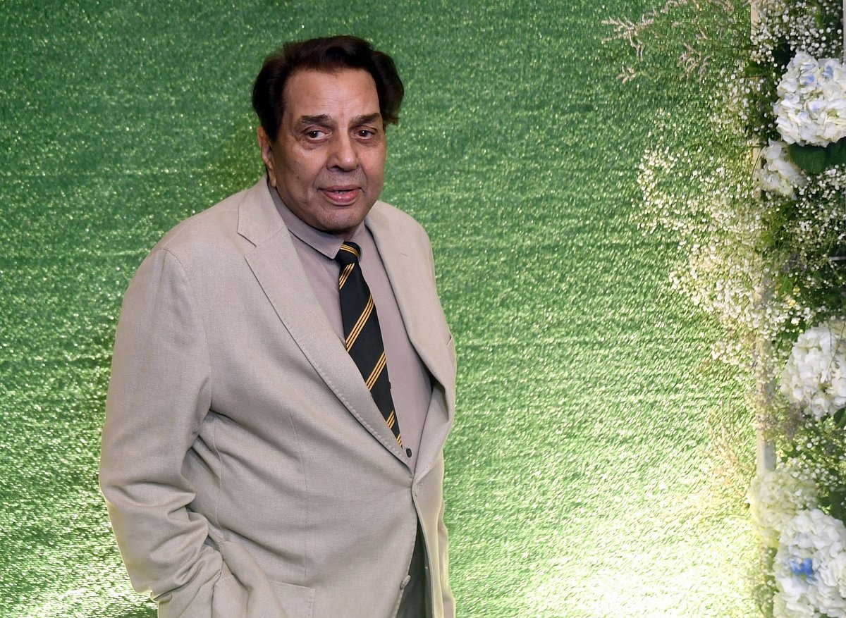 Dharmendra in hospital: Fans send best wishes to Bollywood legend, 'There will never be anyone like him' - Gulf News