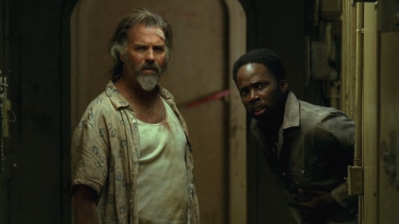 Jeff Fahey as Lapidus and Harold Perrineau as Michael staring down a hallway on Lost